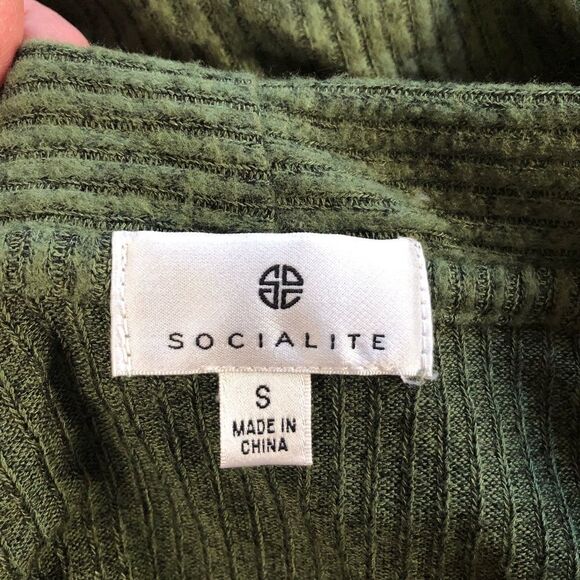 Socialite Button Front Ribbed Top Size Small - Picture 6 of 8